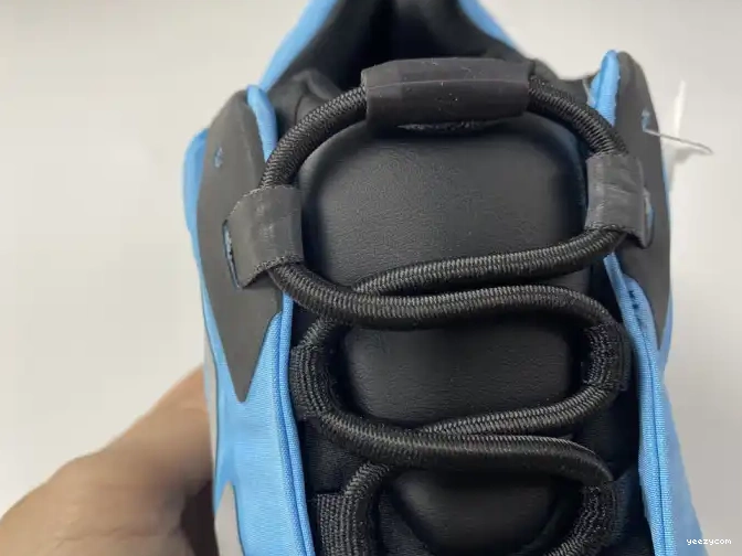 'Bright Cyan' GZ3079 Boost Yeezy 700 ADIDAS MNVN 0702